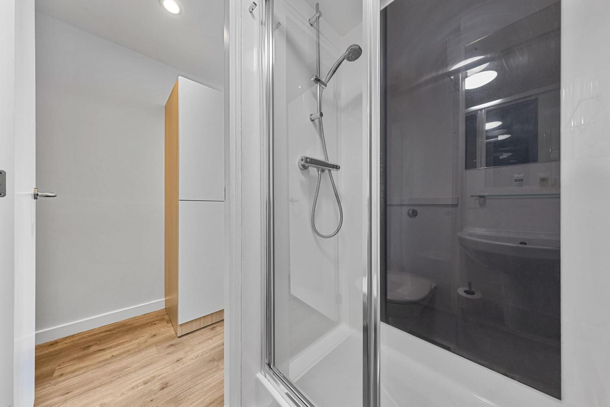 Spacious Double Bed In Lewisham Well Connected Londra